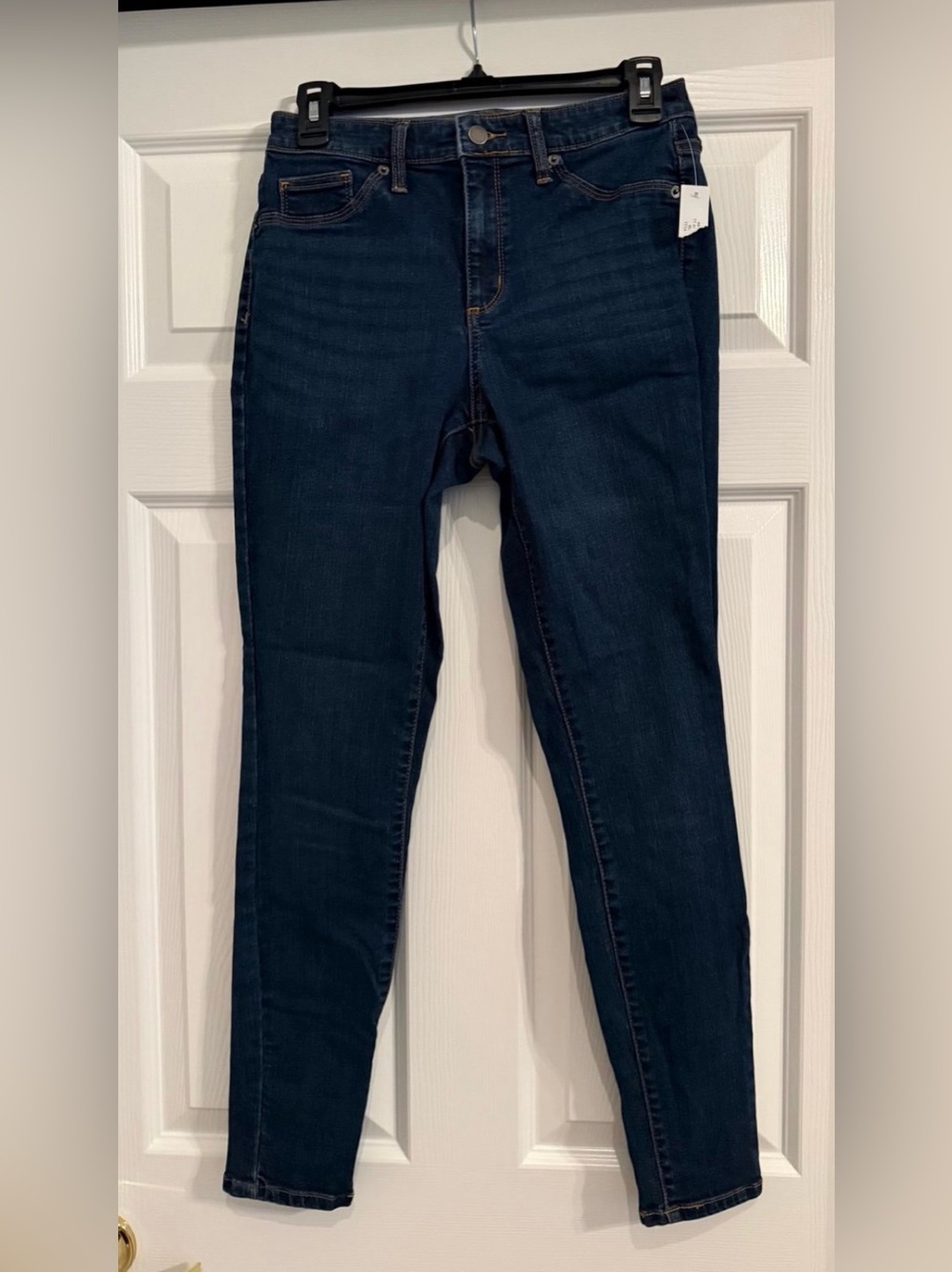 New Universal Thread stretch legging jeans. Size 6, 28 waist